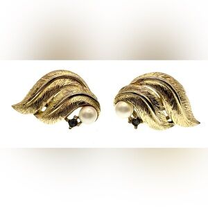 VTG MCM Leaf Design Textured GoldTone ClipOn Earrings Faux Pearl Crystal Trifari